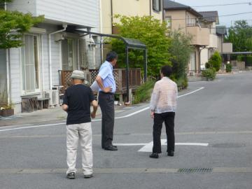 役員の方から説明を受けながら現地確認をする市長の写真