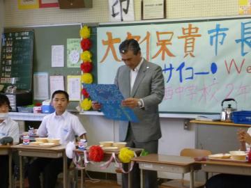 西中学校2年生のみなさんからプレゼントをいただく市長の写真