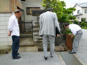 野田山町自治会の役員の方から説明を受けながら現地を確認する市長の写真