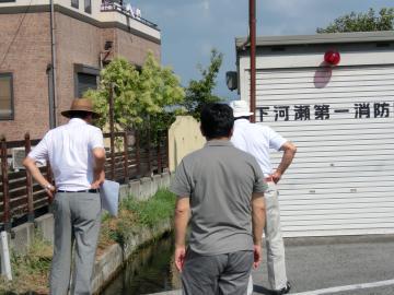 金剛寺町自治会の役員から説明を受けながら現地確認をする市長の写真