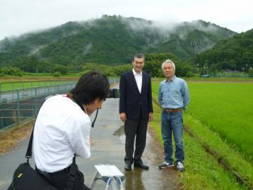 田んぼをバックに福原さんとの市長の写真