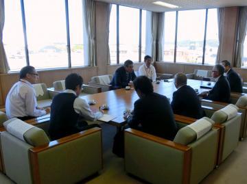 NTT西日本滋賀支店の皆さんと面談している市長の写真