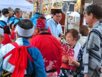 総踊り大会に集まった大勢の参加者の写真