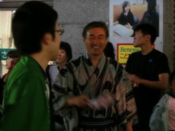 笑顔で市民と会話をしている市長の写真