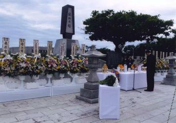 「近江の塔」碑前に献花をする市長の写真