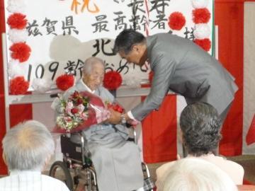 北川さんに花束を渡す市長の写真