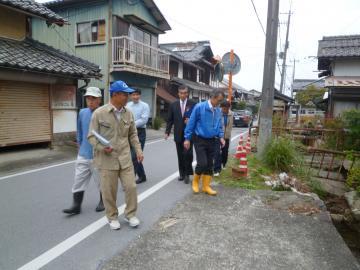 現地を確認する市長の写真