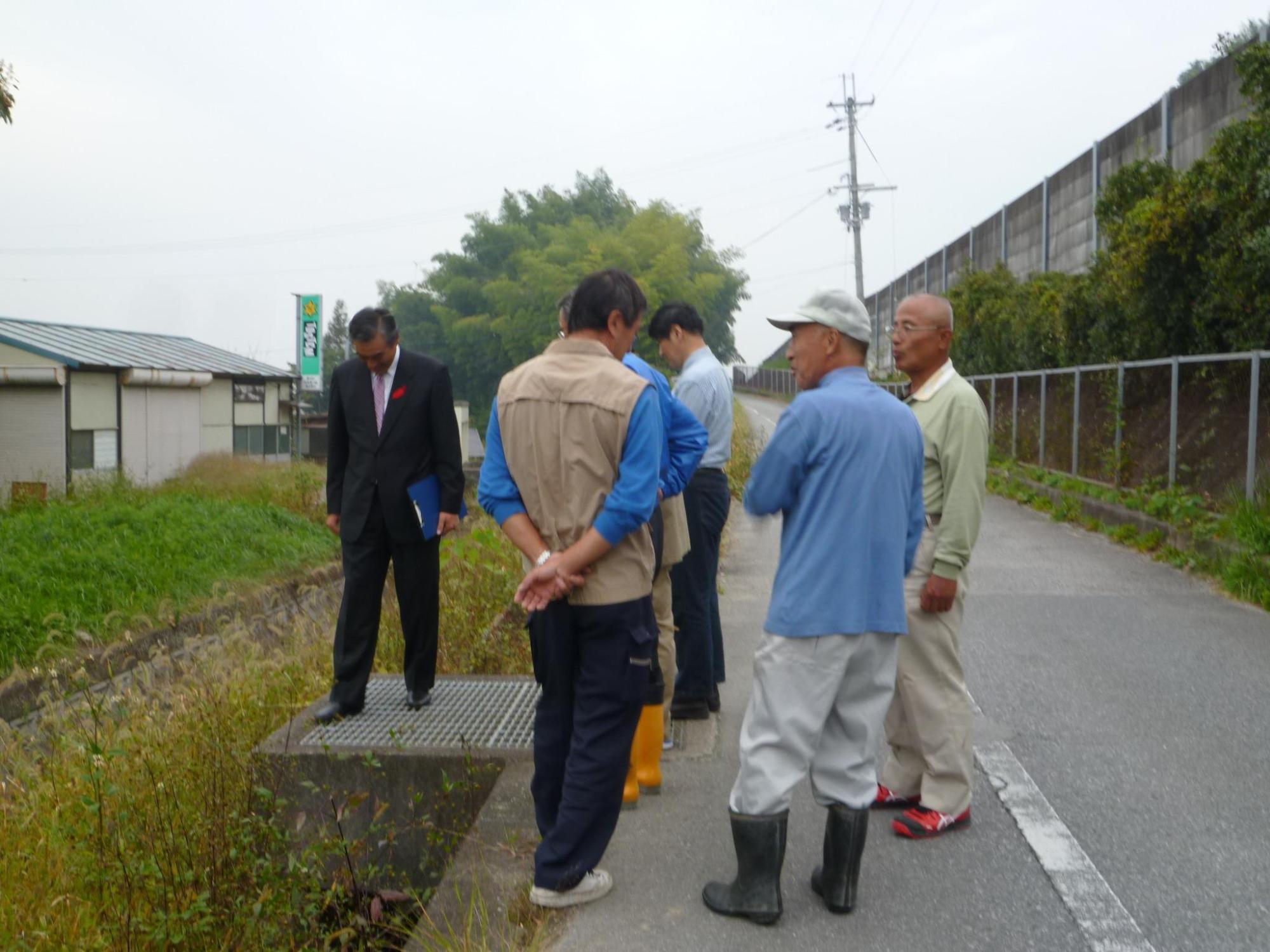 現地で説明を受ける市長の写真