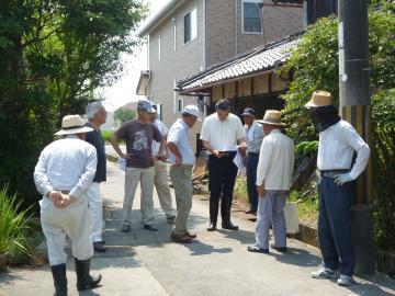 大堀町自治会の役員から説明を受けながら現地確認をする市長の写真