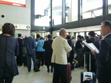大阪空港での結団式の様子の写真