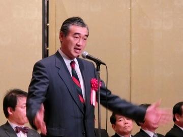 大阪滋賀県人会創立60周年式典で挨拶をしている市長の写真