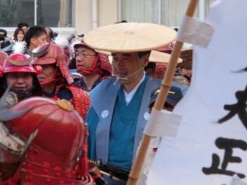 袴姿でパレードに参加している市長の写真