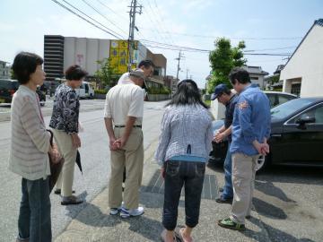 第二近江平自治会で役員の方から説明を受けながら現地確認をする市長の写真