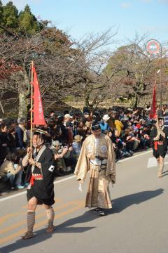 第3代当主井伊直澄公として行列に参加する市長の写真