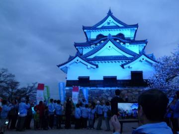 ブルーにライトアップされた彦根城の写真