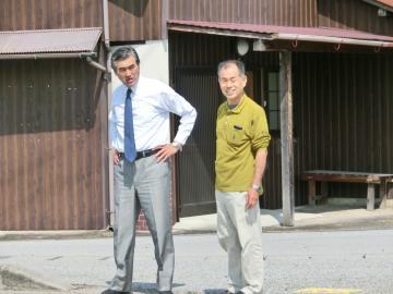 蓮台寺町自治会の役員の方から説明を受けながら現地確認をする市長の写真