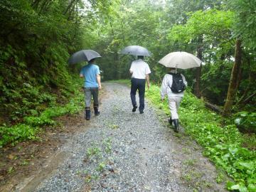 日夏連合自治会の役員の方から説明を受けながら現地確認をする市長の写真