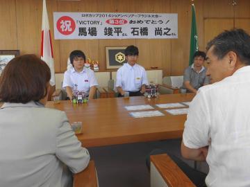 南中の馬場竣平さん、東中の石橋尚之さんと面談している市長の写真