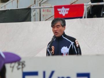 彦根シティマラソンで挨拶をしている市長の写真