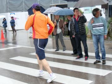 彦根シティマラソンで走っている市長の写真