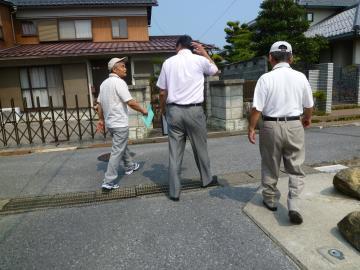 栄町二丁目自治会の役員の方から説明を受ける市長の写真