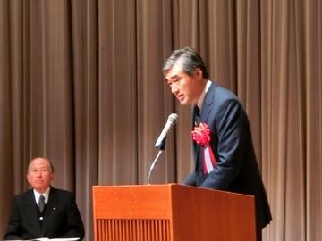 表彰式で挨拶をしている市長の写真