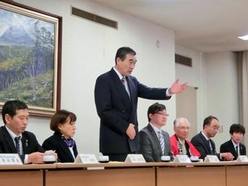 参議院予算委員会で挨拶をしている市長の写真