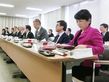 参議院予算委員会出席者の皆様が着席している写真