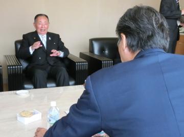 佐野市長と懇談をしている市長の写真
