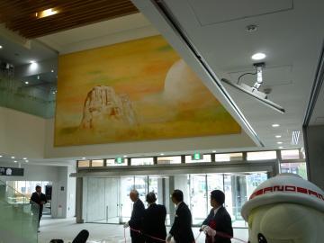 新庁舎1階ロビーに設置された「フレスコ壁画」の写真