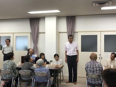 さわやまほっとサロンであいさつをしている市長の写真