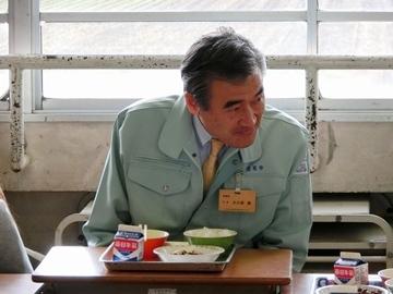 給食を食べている市長の写真