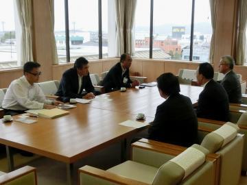 SCREENホールディングスの皆さんと面談している市長の写真