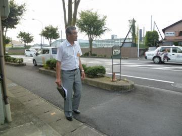 自治会訪問で現地まで歩く市長の写真