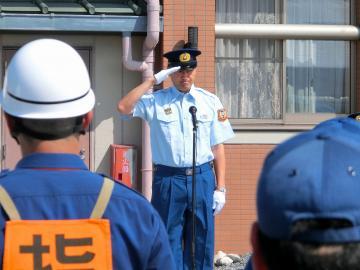 敬礼している消防職員の写真