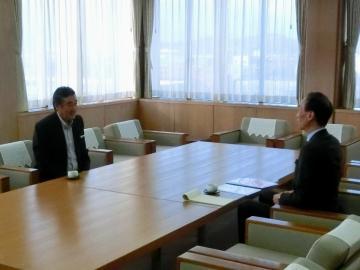 彦根商工会議所会頭と面談している市長の写真