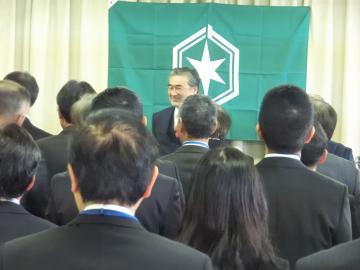 仕事始め式前に職員と笑顔の市長の写真