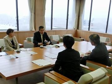 滋賀大学の方と面談している市長の写真