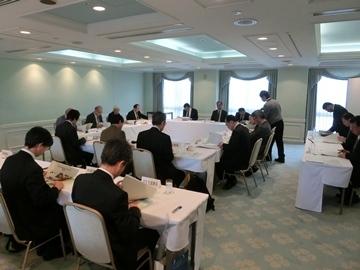 滋賀大学経営評議会会議中の写真