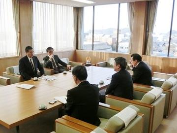 滋賀中央信用金庫の皆さんと面談している市長の写真
