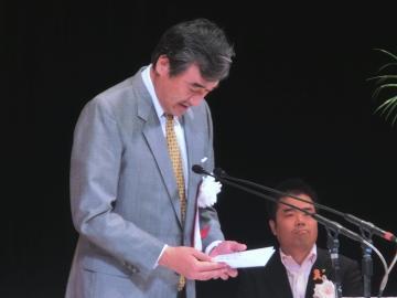 詩吟朗詠錦城会ステージ上で話をされる市長の写真