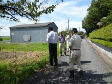 現地を確認する市長の写真