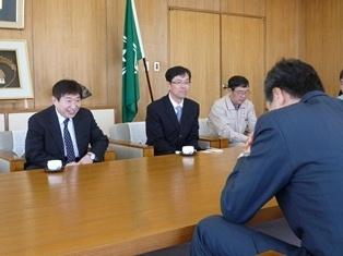 新神戸電機株式会社の幹部職員と面談している写真