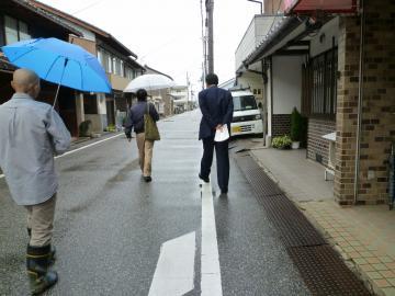 城町一丁目町内会の役員の方から説明を受けながら現地確認をする市長の写真