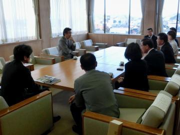 羽生市長、福島県白河市長と面談している写真