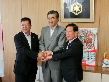 羽生市長、彦根市長、白河市長が手を合わせての記念写真
