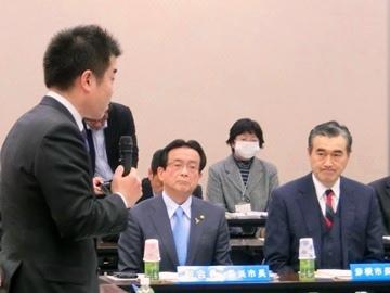 滋賀県市長会発言者の話を聞いている市長の写真