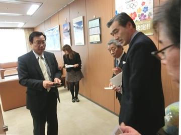 総務審議官と名刺交換をしている市長の写真