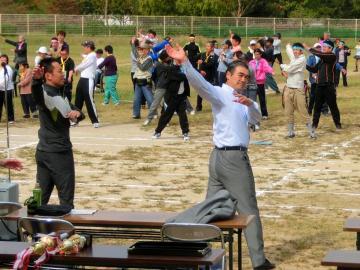 ラジオ体操をしている市民と市長の写真