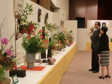 翠香流いけ花展を見学している市長の写真